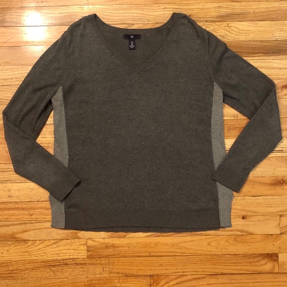 GAP Gray v-neck sweater with lighter gray sides, large - Picture 2 of 6